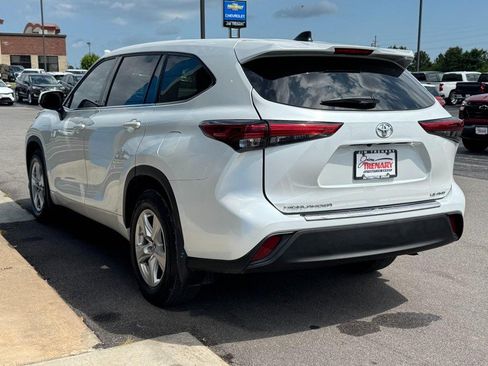 Used 2022 Toyota Highlander LE AWD/4WD image 6