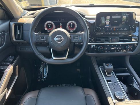 Used 2025 Nissan Pathfinder Platinum AWD/4WD image 21