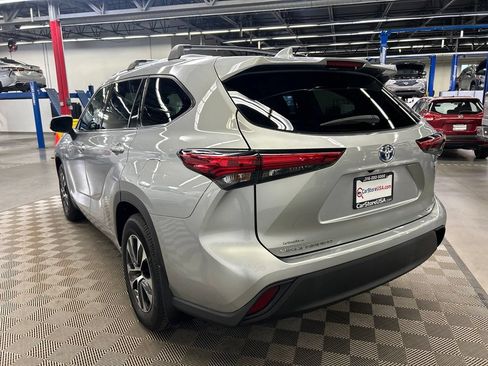 Used 2021 Toyota Highlander XLE FWD image 9