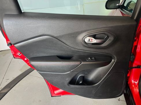 Used 2019 Jeep Cherokee Trailhawk AWD/4WD image 27