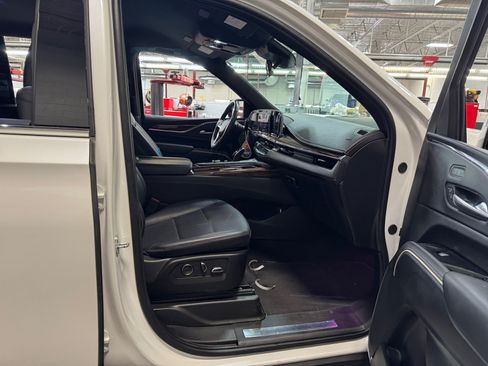 Used 2024 Cadillac Escalade Luxury AWD/4WD image 19