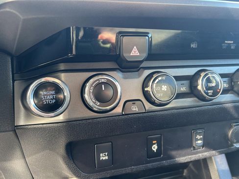 Used 2016 Toyota Tacoma TRD Sport image 12