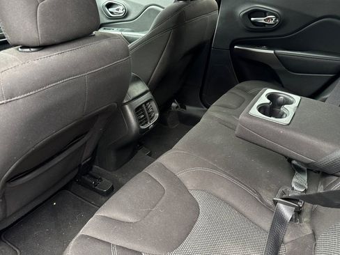 Used 2021 Jeep Cherokee Latitude FWD image 14
