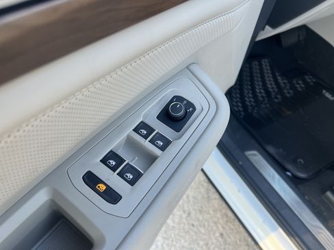 Used 2024 Volkswagen Atlas SE w/ Panoramic Sunroof Package FWD image 13