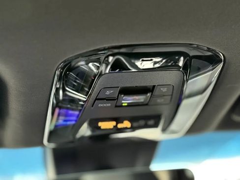 Used 2024 Toyota Venza XLE image 34