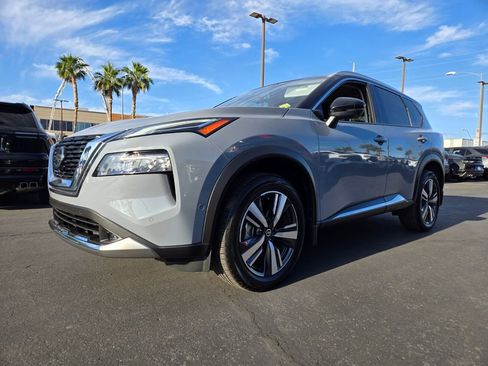 Used 2021 Nissan Rogue Platinum FWD image 2