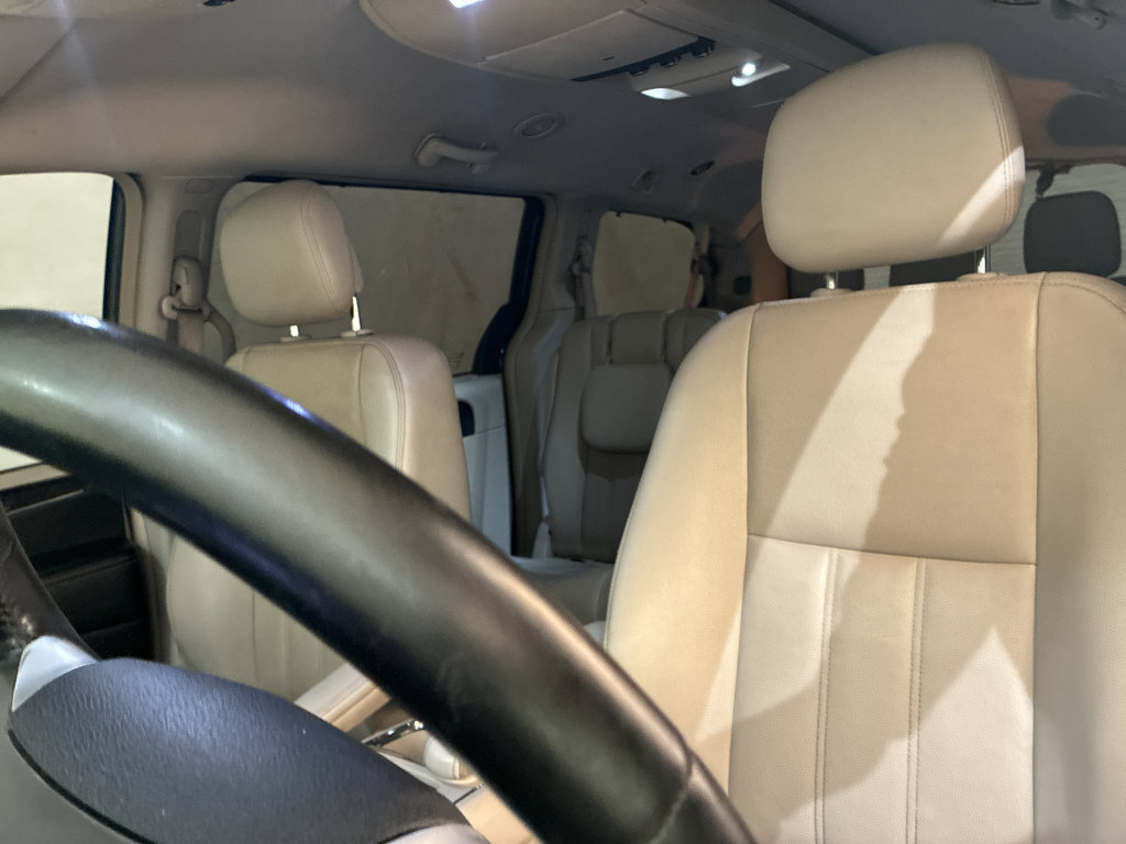 Used 2014 Chrysler Town & Country Touring w/ Driver Convenience Group FWD image 11