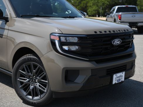 New 2027 Ford Expedition Platinum w/ Stealth Appearance Package RWD image 3