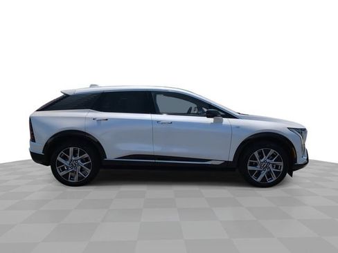 Certified 2025 Cadillac Optiq Luxury 2 w/ LPO, Floor Liner Package AWD/4WD image 9