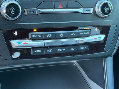 Used 2020 Ford Explorer XLT w/ Equipment Group 202A image 20