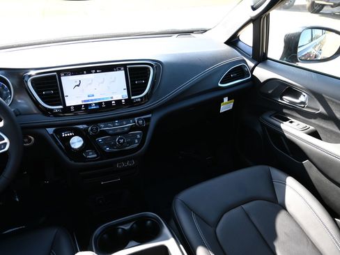New 2025 Chrysler Pacifica Select image 22