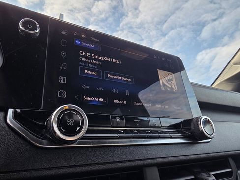 Used 2023 Chevrolet Colorado W/T image 15