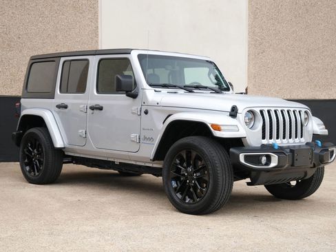 Used 2023 Jeep Wrangler Unlimited Sahara AWD/4WD image 4
