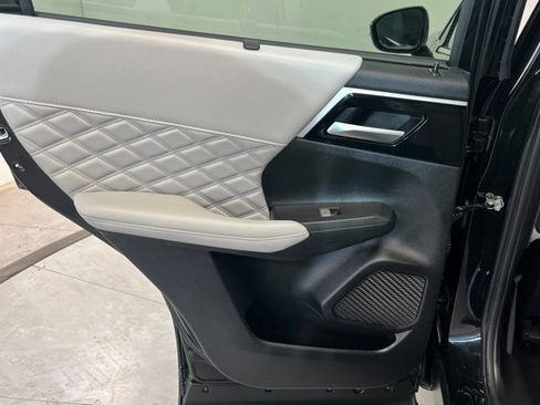 Used 2024 Mitsubishi Outlander 4WD Plug-In Hybrid image 18