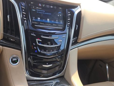 Used 2019 Cadillac Escalade Platinum AWD/4WD image 34