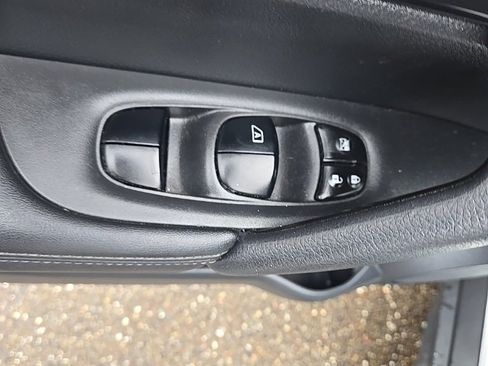 Used 2018 Nissan Rogue SV image 9