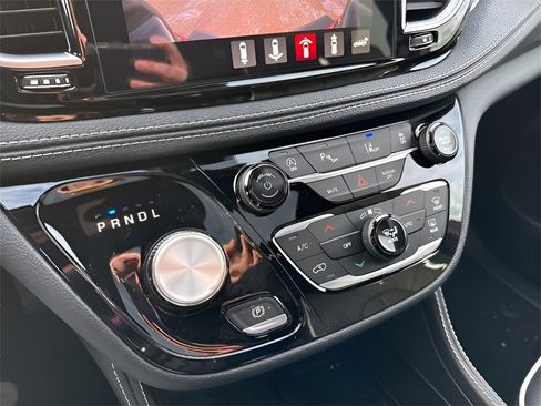New 2026 Chrysler Pacifica Limited w/ Uconnect Theater Family Group image 34