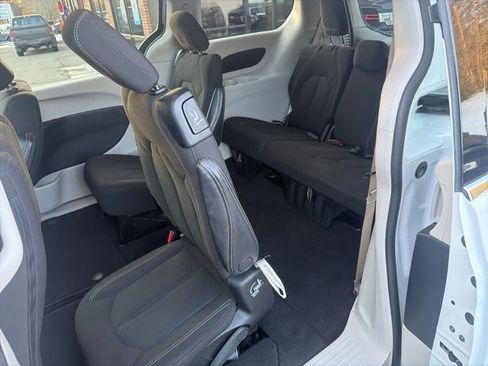 Used 2023 Chrysler Voyager LX image 17