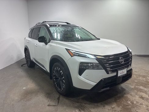 Used 2025 Nissan Rogue Platinum image 36