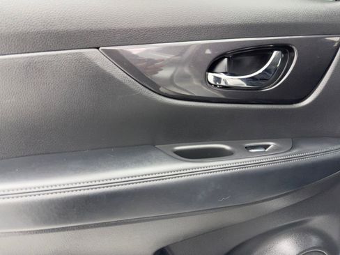 Used 2017 Nissan Rogue SV w/ SV Premium Package image 40