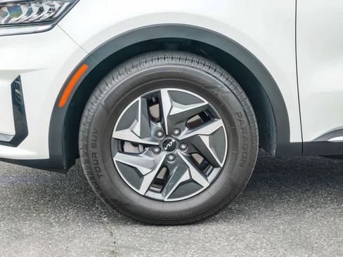 Certified 2023 Kia Sorento EX w/ Panoramic Sunroof Package FWD image 9