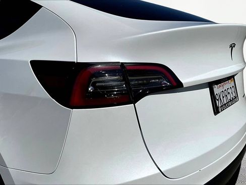 Used 2023 Tesla Model Y Long Range AWD/4WD image 23