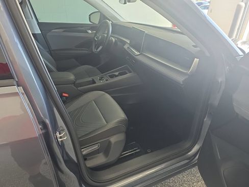 Certified 2025 Volkswagen Tiguan SE w/ Panoramic Sunroof Package AWD/4WD image 9