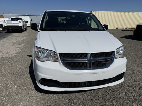 Used 2018 Dodge Grand Caravan SE w/ UConnect Hands-Free Group FWD image 3