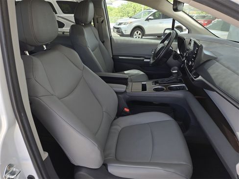 Used 2024 Toyota Sienna XLE image 27