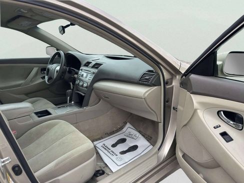 Used 2009 Toyota Camry LE FWD image 19