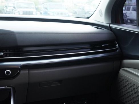 Used 2025 Kia Carnival LXS image 25