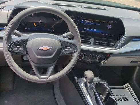 Used 2025 Chevrolet Trax LT FWD image 15