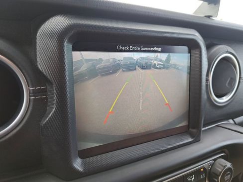 Used 2019 Jeep Wrangler Unlimited Sahara image 22