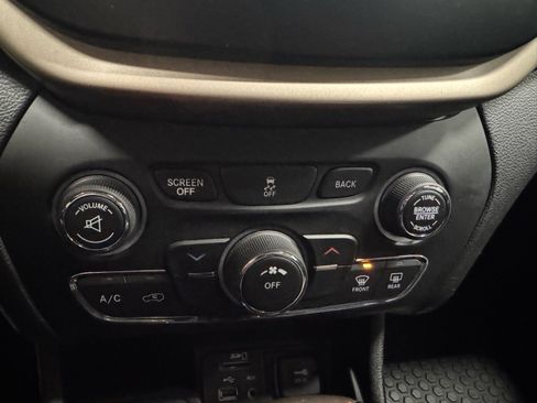 Used 2018 Jeep Cherokee Latitude w/ Altitude Package image 20