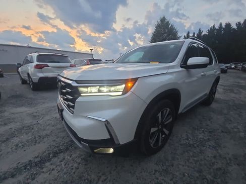Used 2023 Honda Pilot Touring image 3