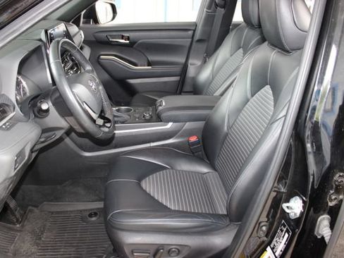 Used 2022 Toyota Highlander XSE AWD/4WD image 17