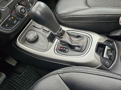 Used 2019 Jeep Compass Latitude w/ Cold Weather Group AWD/4WD image 16