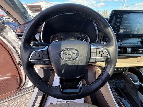 Used 2021 Toyota Highlander Limited AWD/4WD image 8