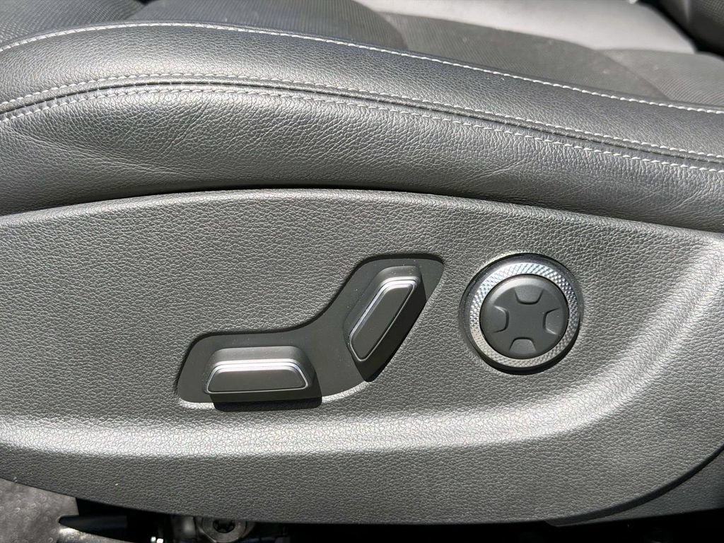 Certified 2025 Genesis GV70 2.5T AWD/4WD image 24