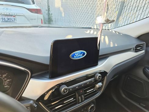 Used 2022 Ford Escape SE w/ SE Sport Appearance Package image 10