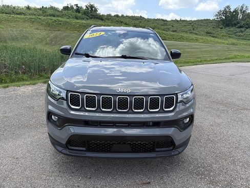 Used 2024 Jeep Compass Latitude AWD/4WD image 8