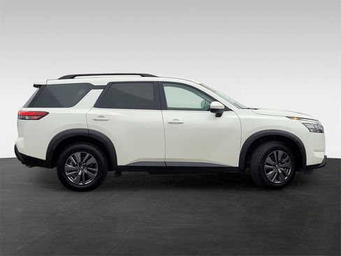 Used 2024 Nissan Pathfinder SV image 3