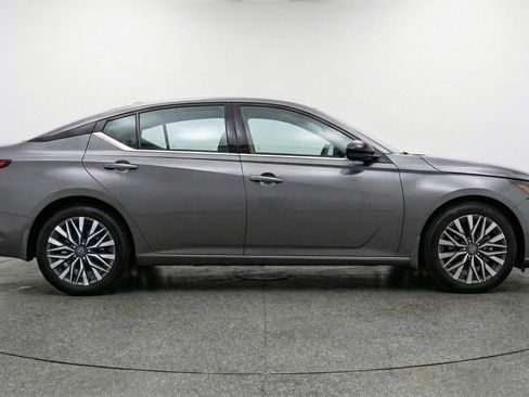 Used 2025 Nissan Altima 2.5 SV image 11