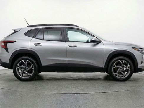 Used 2025 Chevrolet Trax LT w/ LT Convenience Package image 11