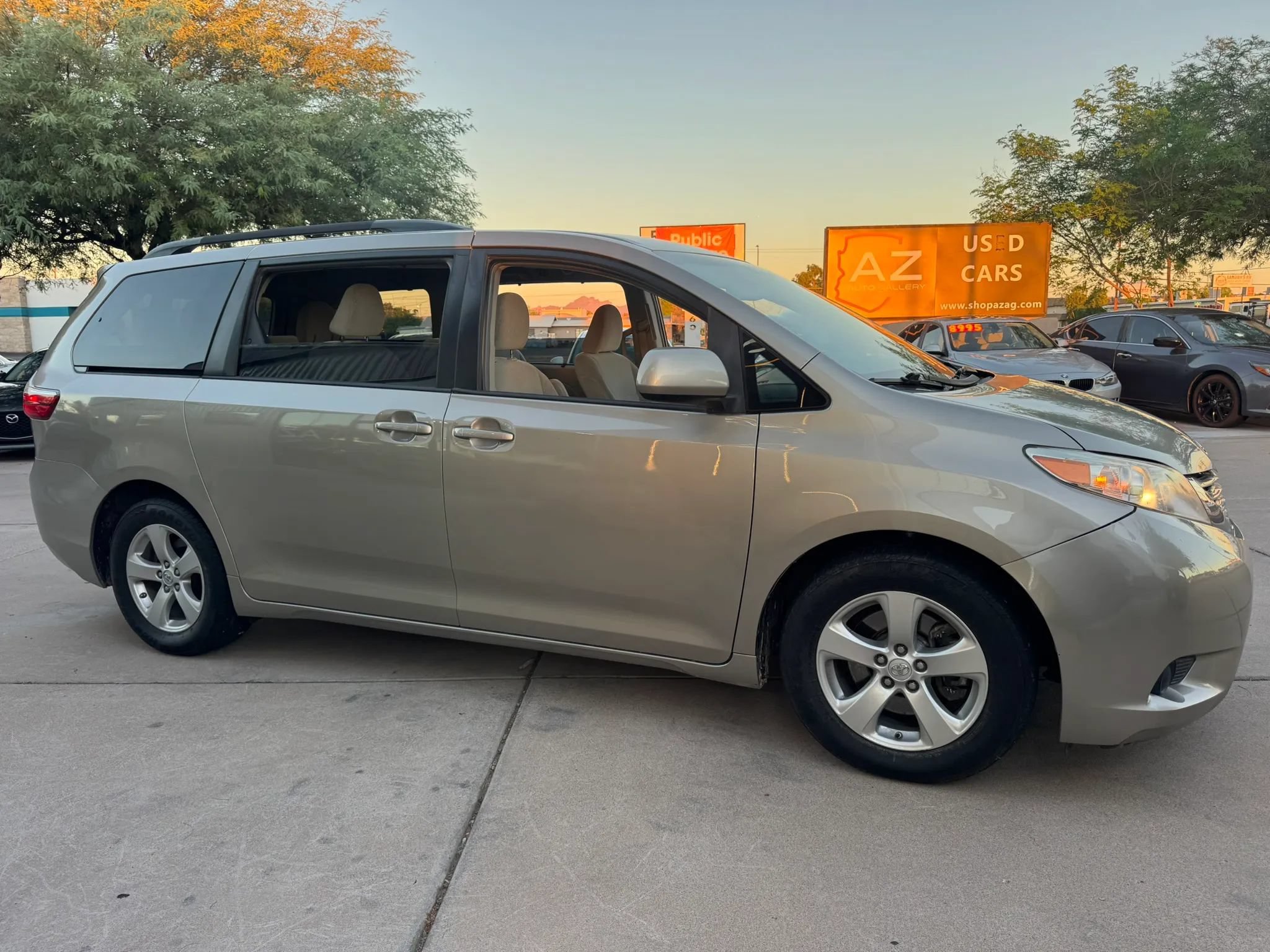 Used 2015 Toyota Sienna LE FWD image 4