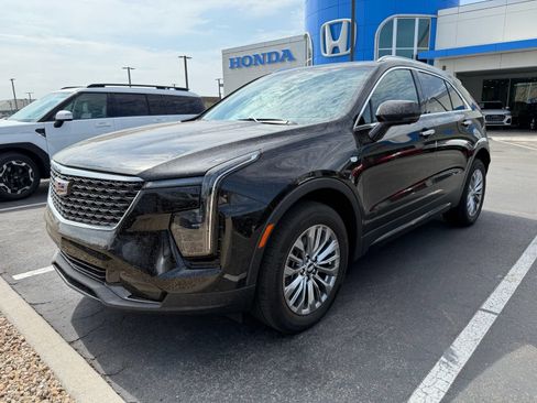 Used 2025 Cadillac XT4 Premium Luxury FWD image 3