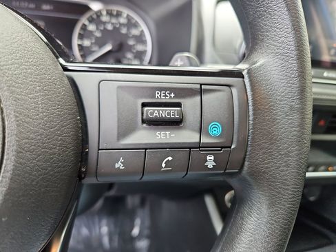 Used 2023 Nissan Rogue SV image 12