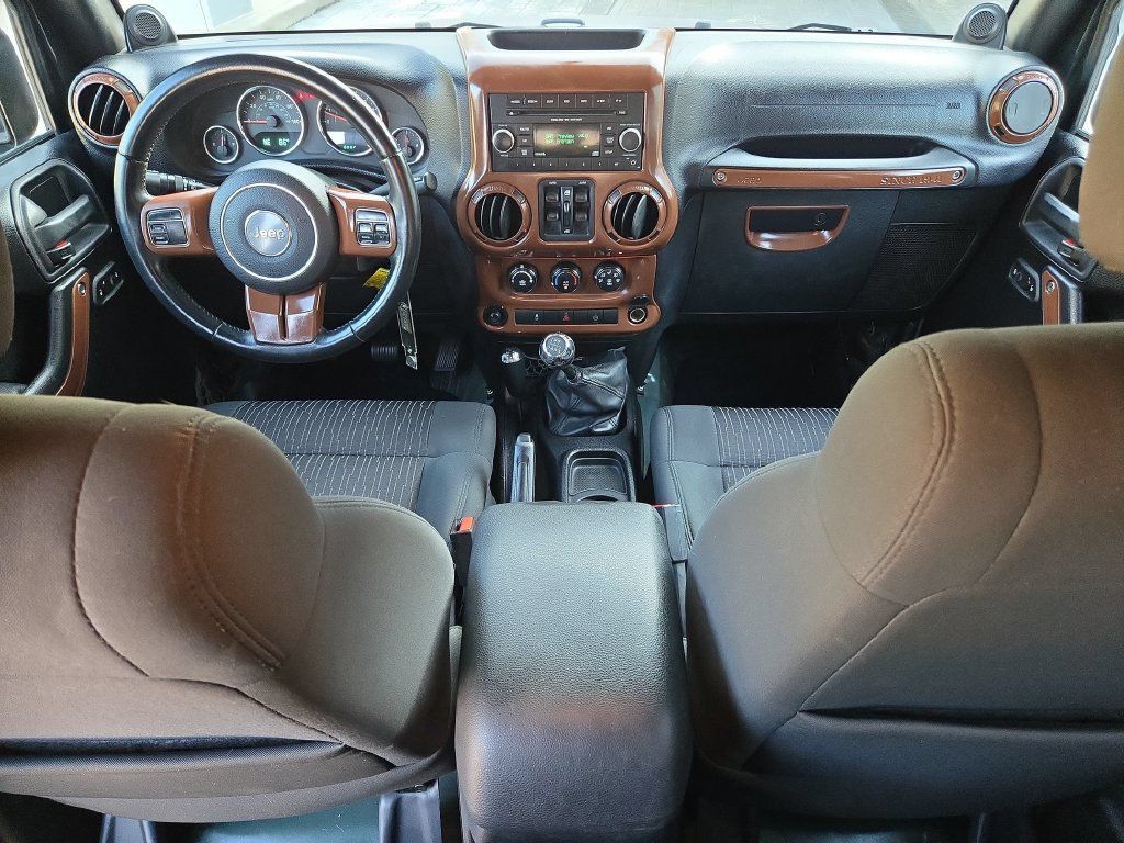 Used 2012 Jeep Wrangler Unlimited Rubicon w/ Max Tow Pkg AWD/4WD image 26