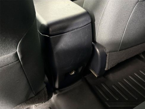 Used 2018 Toyota RAV4 LE FWD image 34