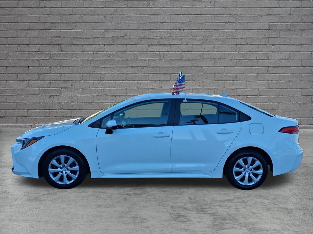 Used 2025 Toyota Corolla LE FWD image 4